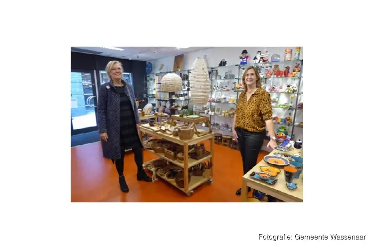 Wethouder De Ridder bezoekt Wereldwinkel in Fairtrade week