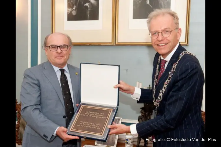 Bronzen plaquette voor V2 gedenkplaats