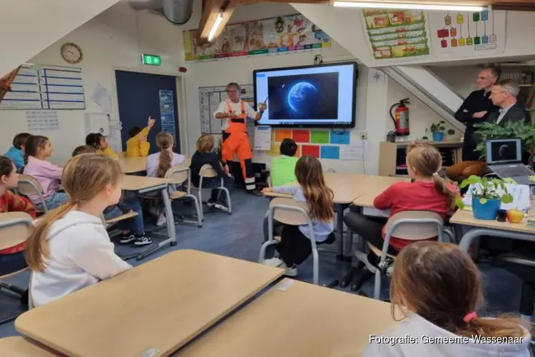 Koos de Vuilnisman en wethouder Hubert Schokker op bezoek bij Herenwegschool