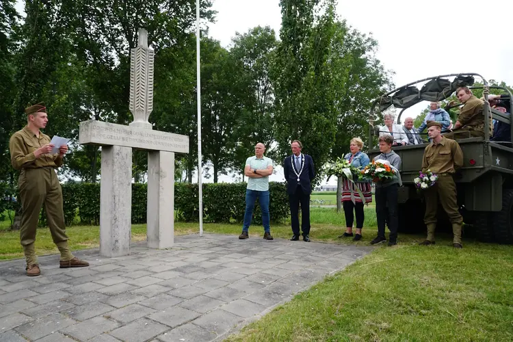 Rij mee in W.O.II Oldtimers én ontdek verhalen achter W.O.II Monumenten!