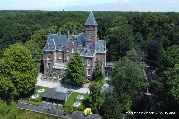 Historische kasteeltoren biedt uitzicht op skyline van Den Haag