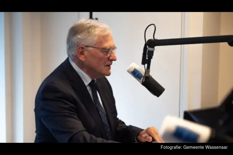 Wethouder Ritske Bloemendaal in het Glazen Radiohuis